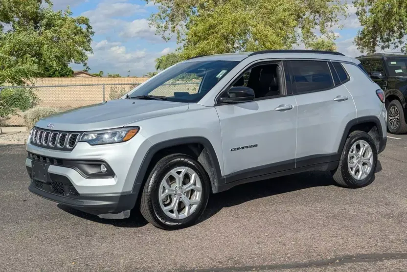 2024 Jeep Compass Latitude photo 1