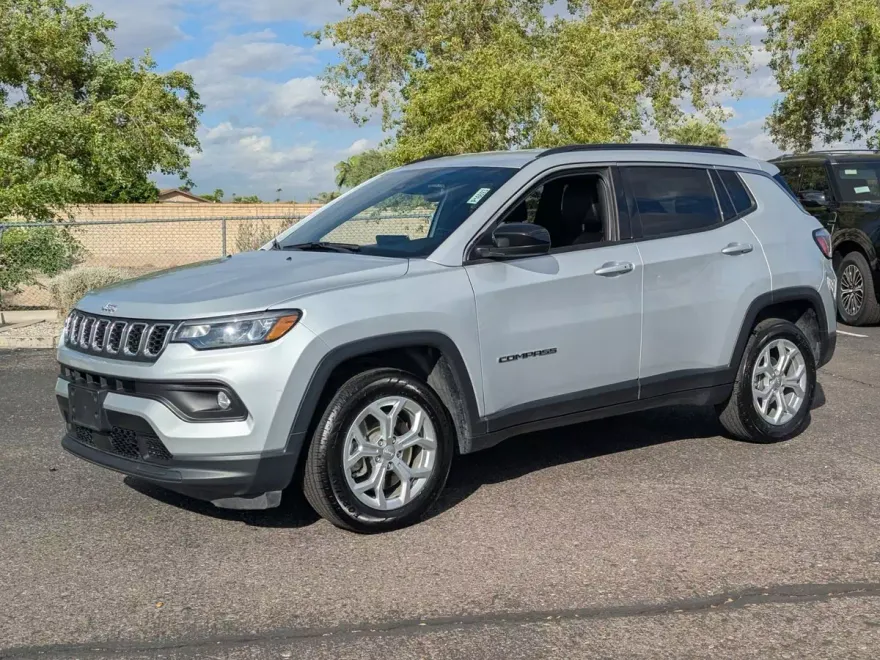 2024 Jeep Compass Latitude photo 1