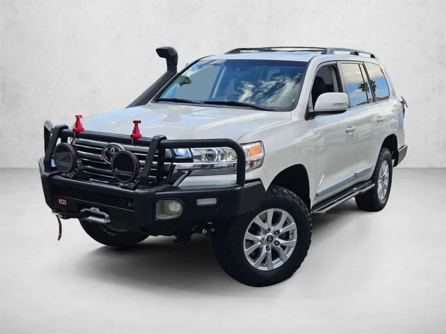 2017 Toyota Land Cruiser photo 1