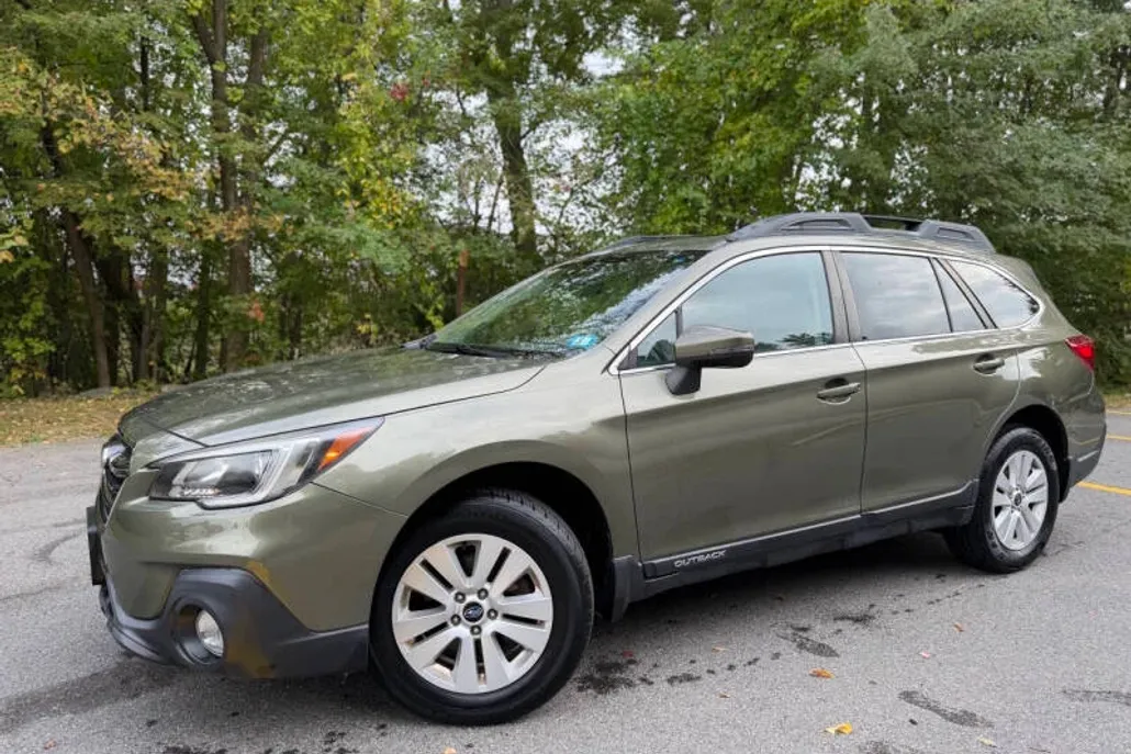 2019 Subaru Outback 2.5i Premium photo 1