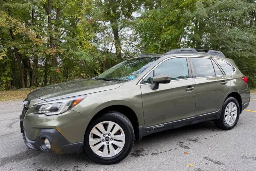 2019 Subaru Outback 2.5i Premium photo 1