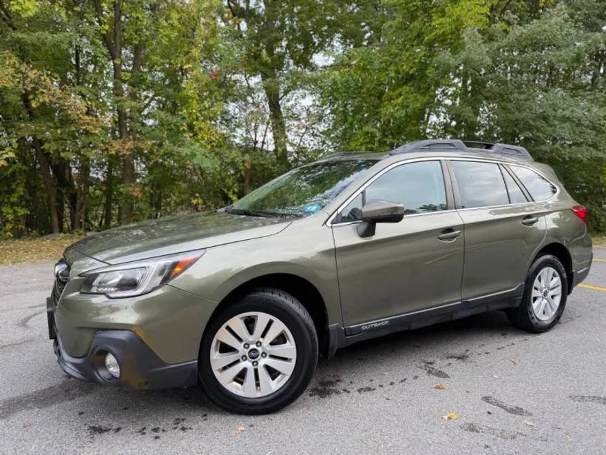 2019 Subaru Outback 2.5i Premium photo 1