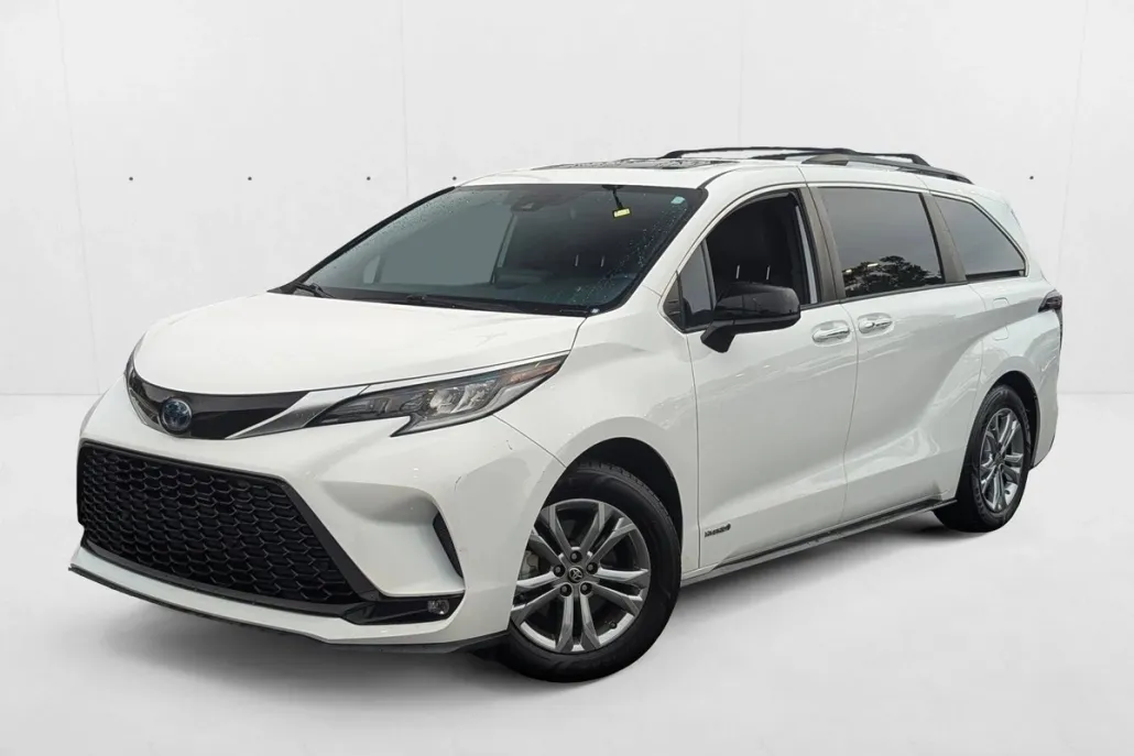 2021 Toyota Sienna XSE photo 1