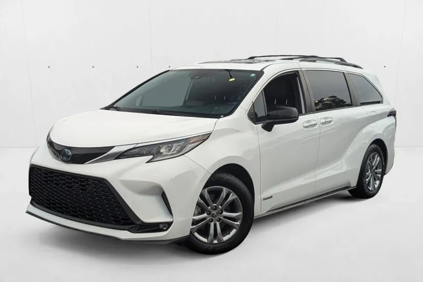 2021 Toyota Sienna XSE photo 1