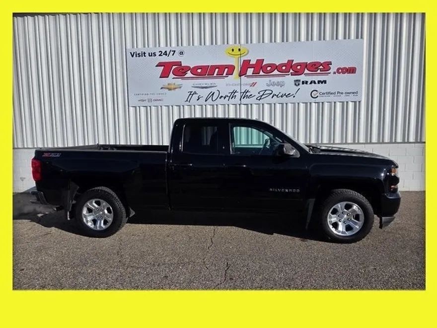 2017 Chevrolet Silverado 1500 LT photo 1