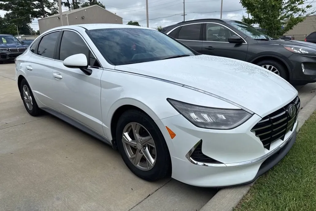 2022 Hyundai Sonata SE photo 1