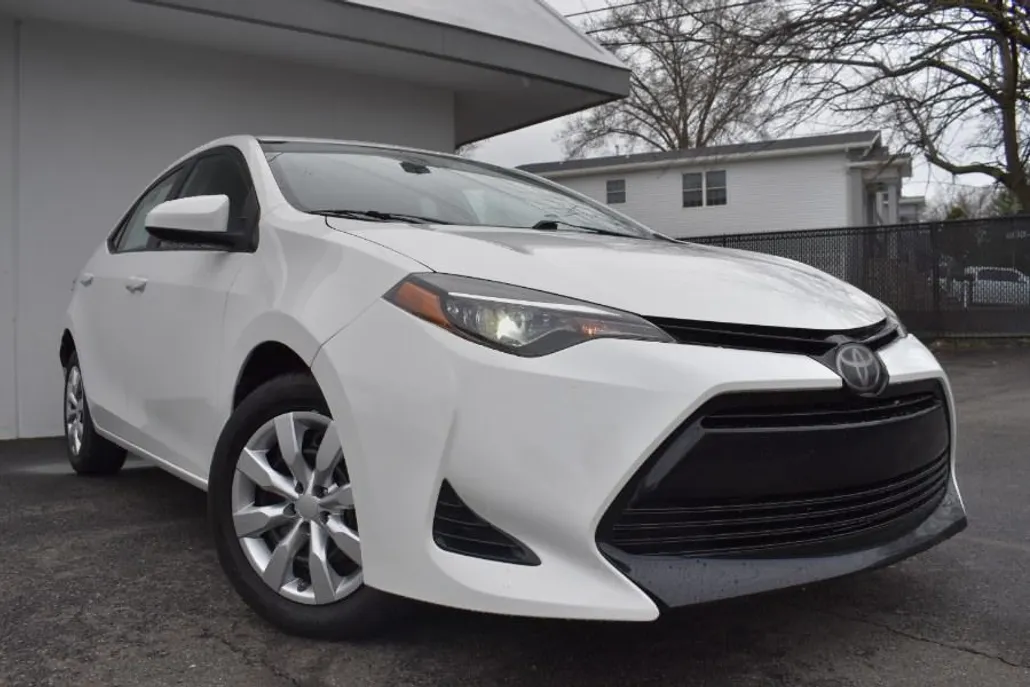 2017 Toyota Corolla LE photo 1