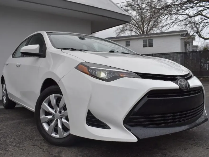 2017 Toyota Corolla LE photo 1