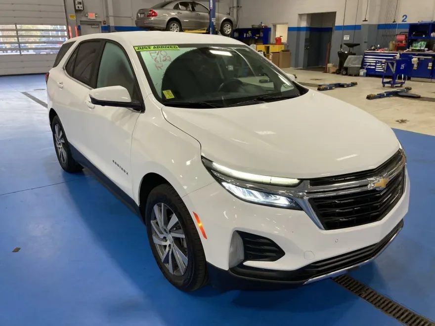 2023 Chevrolet Equinox LT photo 1