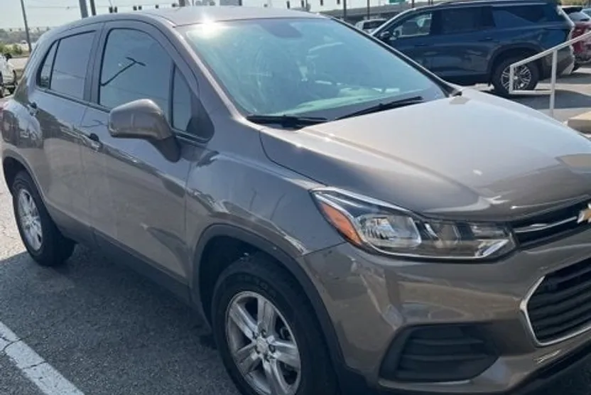 2022 Chevrolet Trax LS photo 1