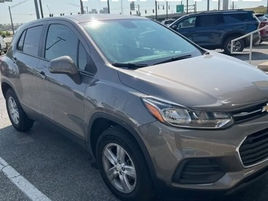 2022 Chevrolet Trax LS photo 1
