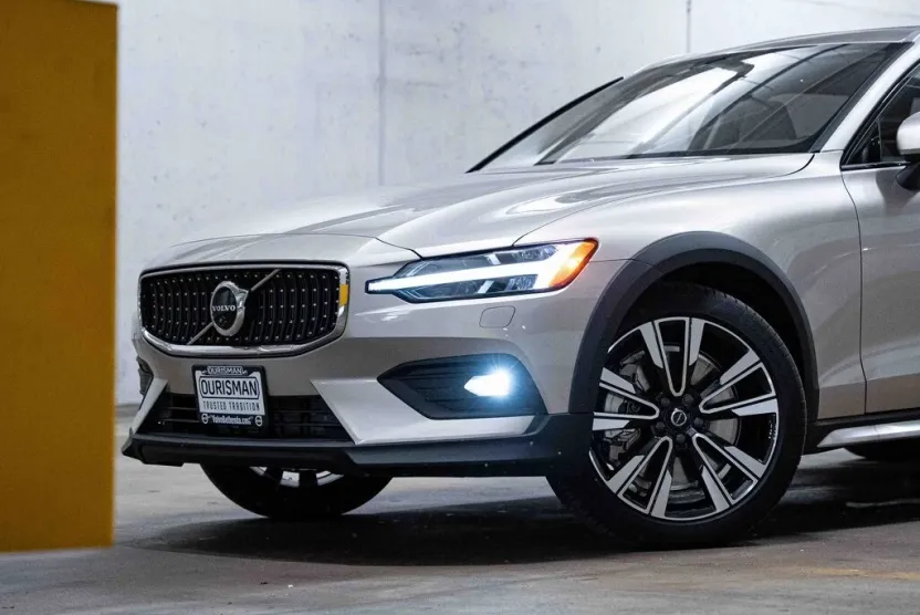 2025 Volvo V60 Cross Country B5 photo 1