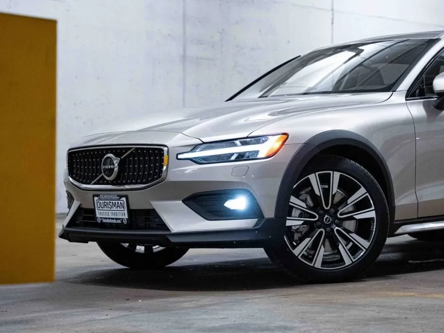 2025 Volvo V60 Cross Country B5 photo 1