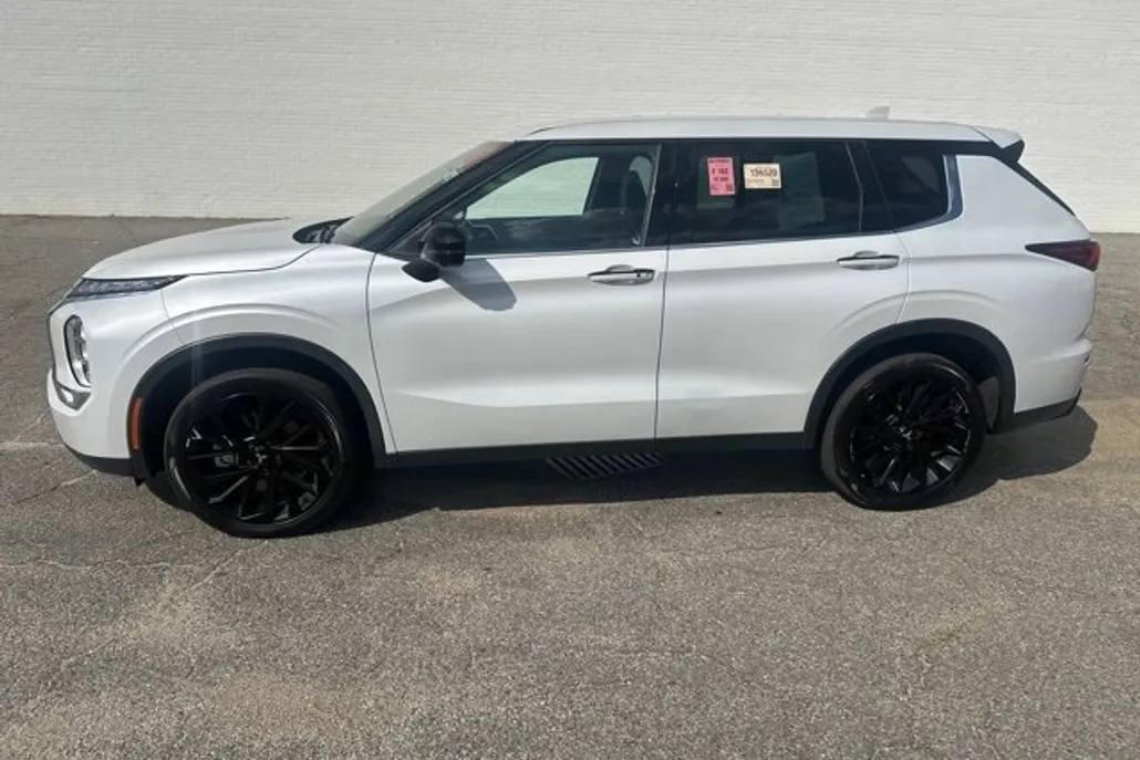 2023 Mitsubishi Outlander SE photo 1
