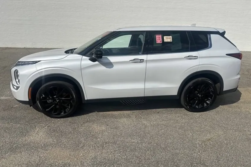 2023 Mitsubishi Outlander SE photo 1