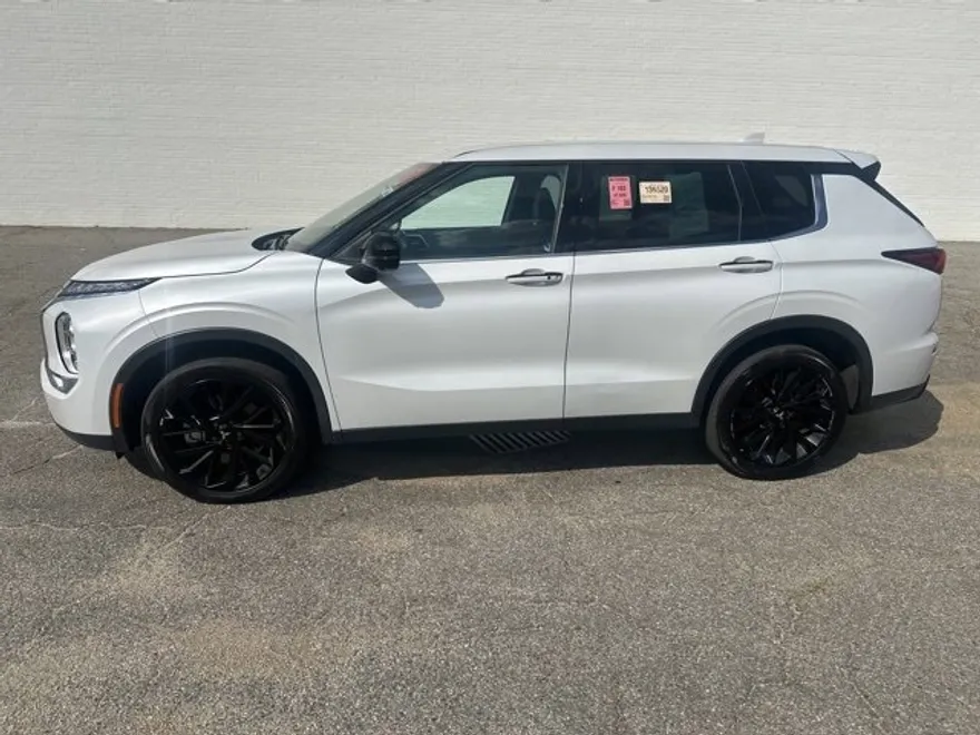2023 Mitsubishi Outlander SE photo 1