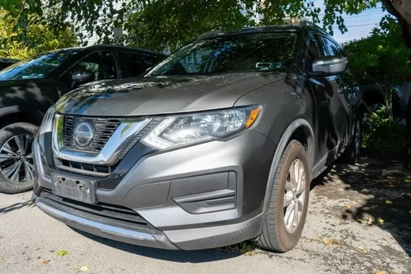 2019 Nissan Rogue SV photo 1