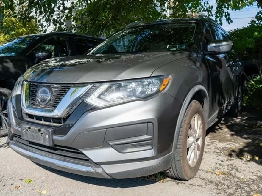 2019 Nissan Rogue SV photo 1