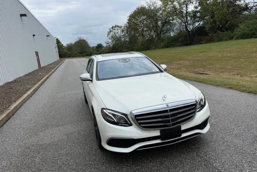 2017 Mercedes Benz E 400 4MATIC photo 1