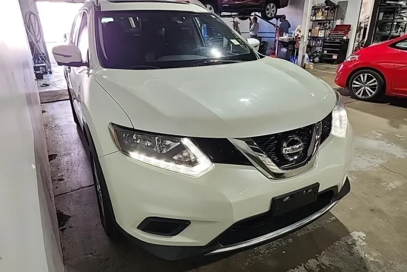 2016 Nissan Rogue SV photo 1