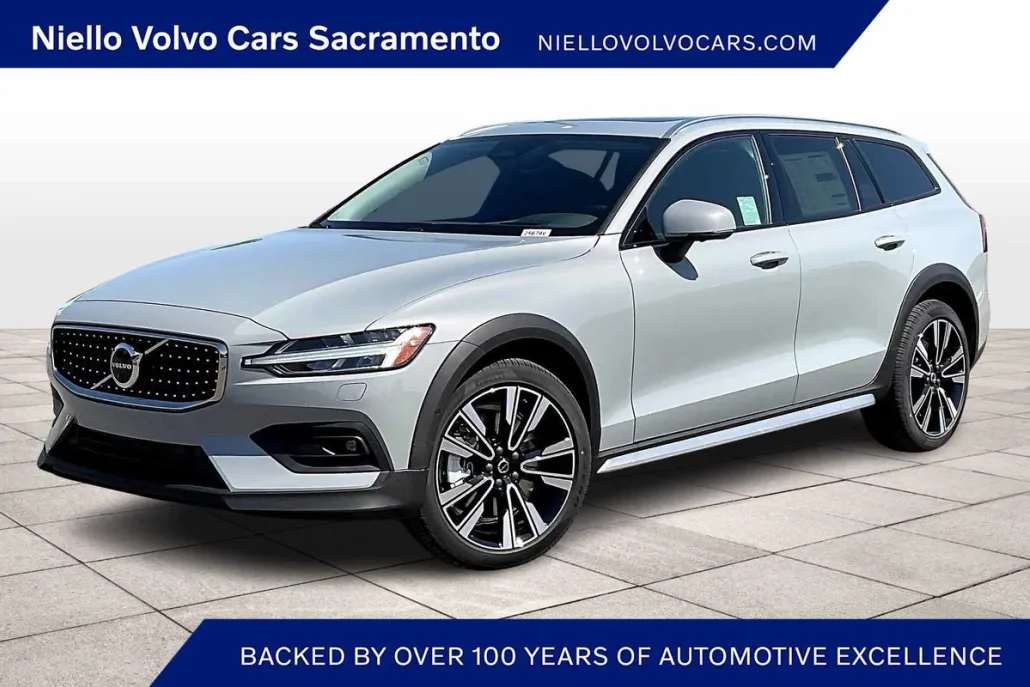 2025 Volvo V60 Cross Country B5 photo 1