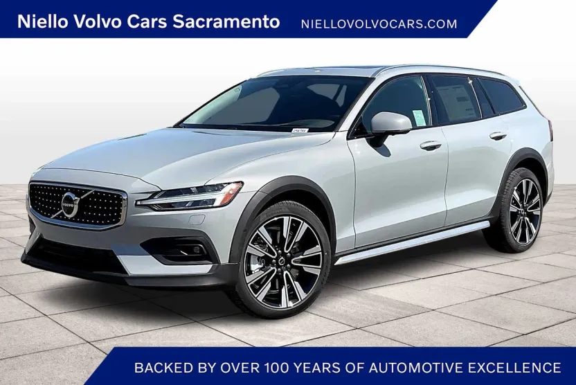 2025 Volvo V60 Cross Country B5 photo 1