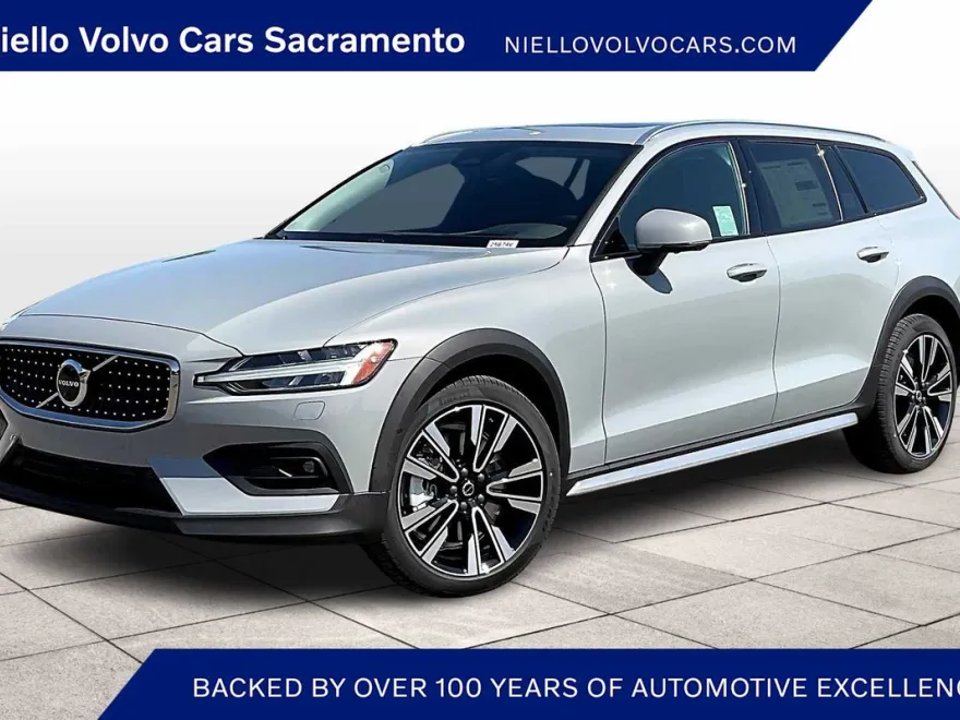 2025 Volvo V60 Cross Country B5 photo 1