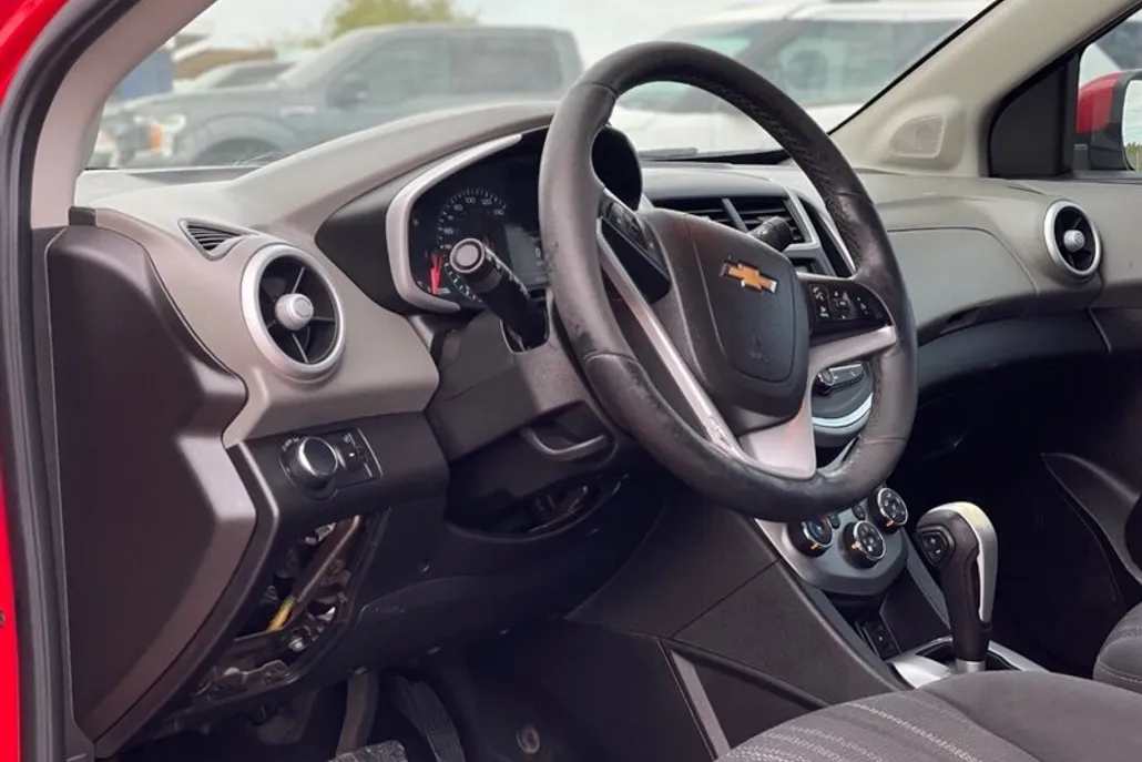 2019 Chevrolet Sonic LT photo 1