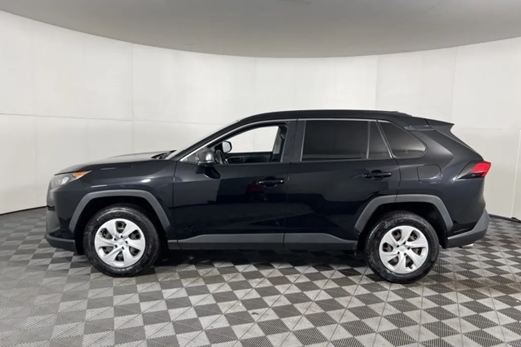 2019 Toyota RAV4 LE photo 1