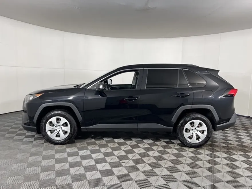 2019 Toyota RAV4 LE photo 1