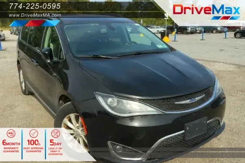 2019 Chrysler Pacifica Touring L photo 1