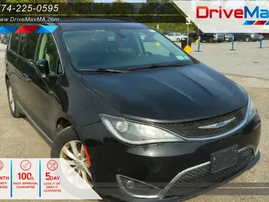 2019 Chrysler Pacifica Touring L photo 1