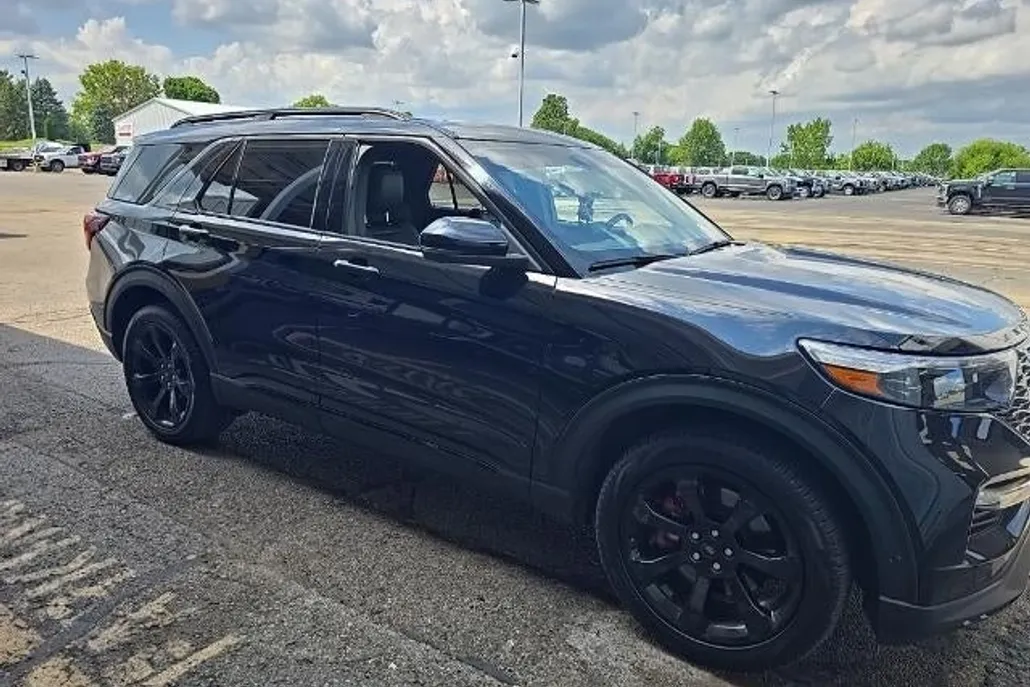 2022 Ford Explorer ST photo 1