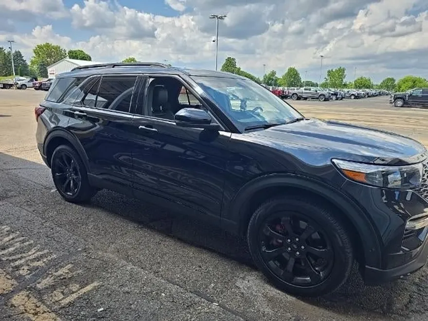 2022 Ford Explorer ST photo 1