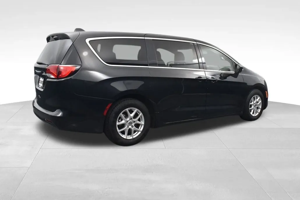 2023 Chrysler Voyager LX photo 1
