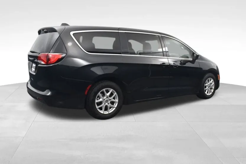 2023 Chrysler Voyager LX photo 1