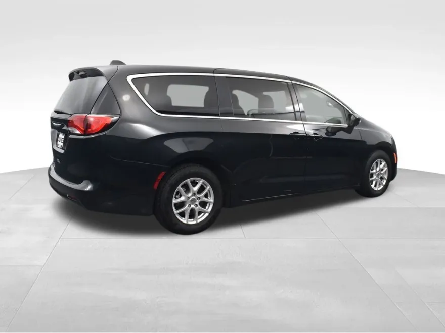2023 Chrysler Voyager LX photo 1