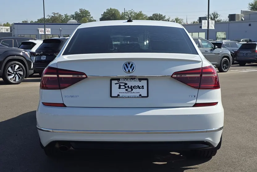 2017 Volkswagen Passat R-Line photo 1