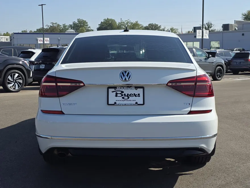 2017 Volkswagen Passat R-Line photo 1