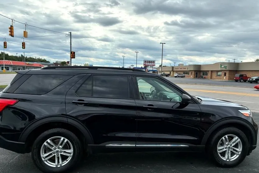 2020 Ford Explorer XLT photo 1