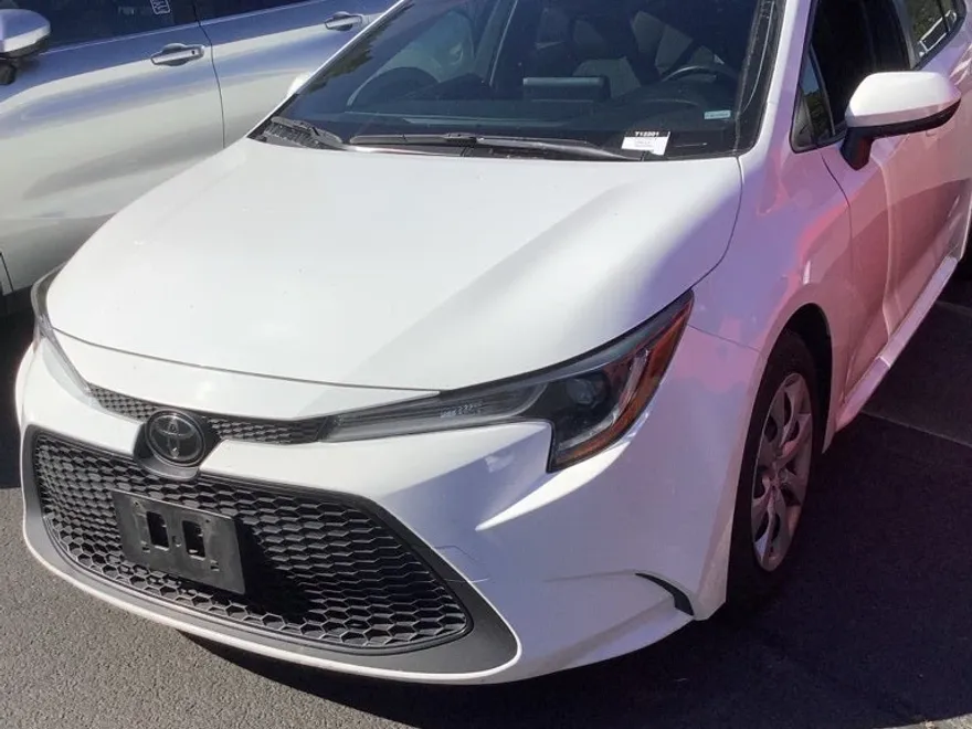 2022 Toyota Corolla LE photo 1