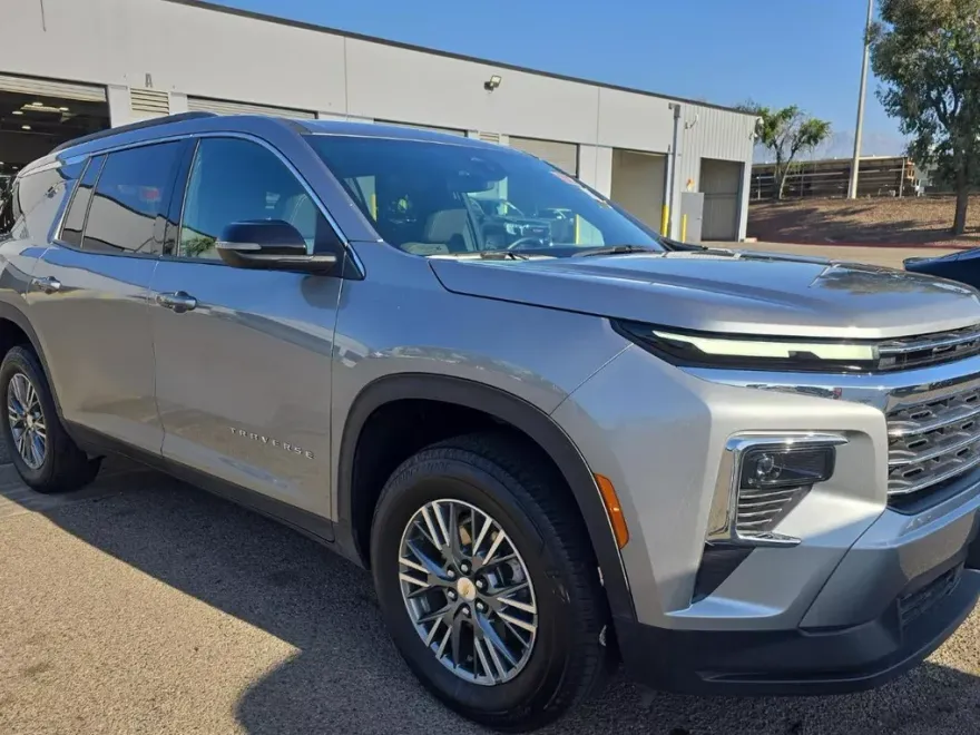 2025 Chevrolet Traverse photo 1
