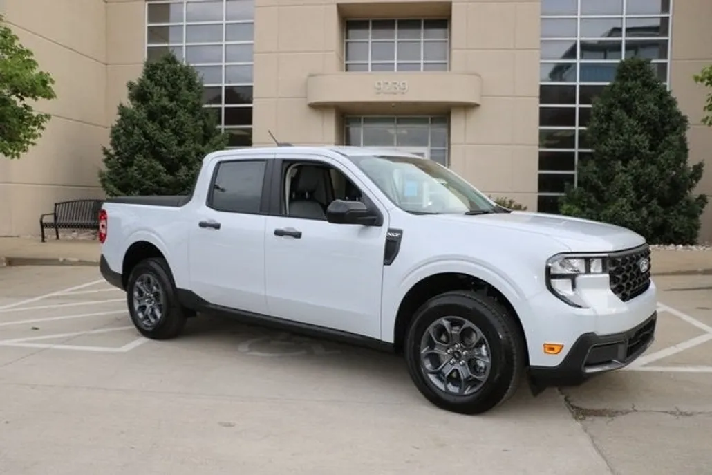 2025 Ford Maverick XLT photo 1