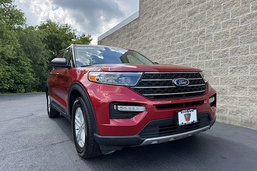 2023 Ford Explorer XLT photo 1