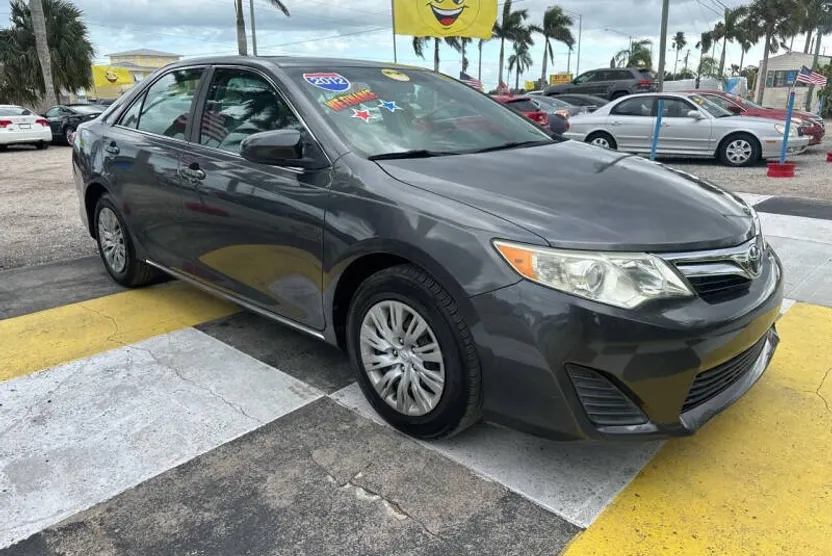 2012 Toyota Camry LE photo 1