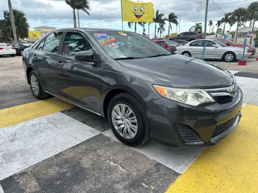 2012 Toyota Camry LE photo 1