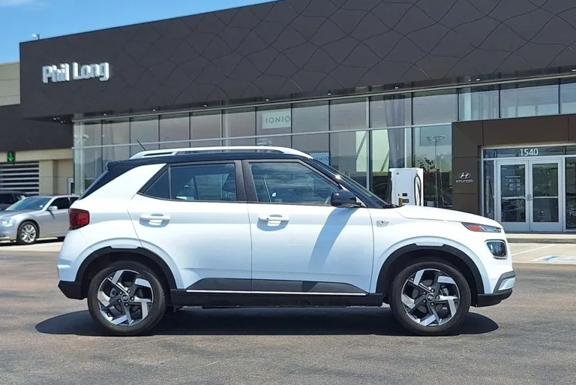 2024 Hyundai Venue Limited photo 1