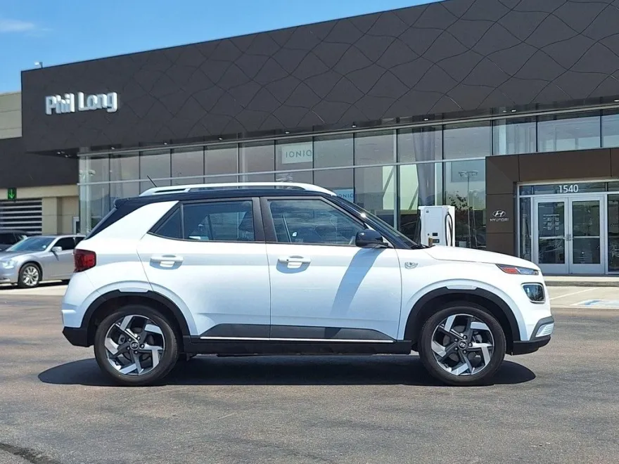 2024 Hyundai Venue Limited photo 1