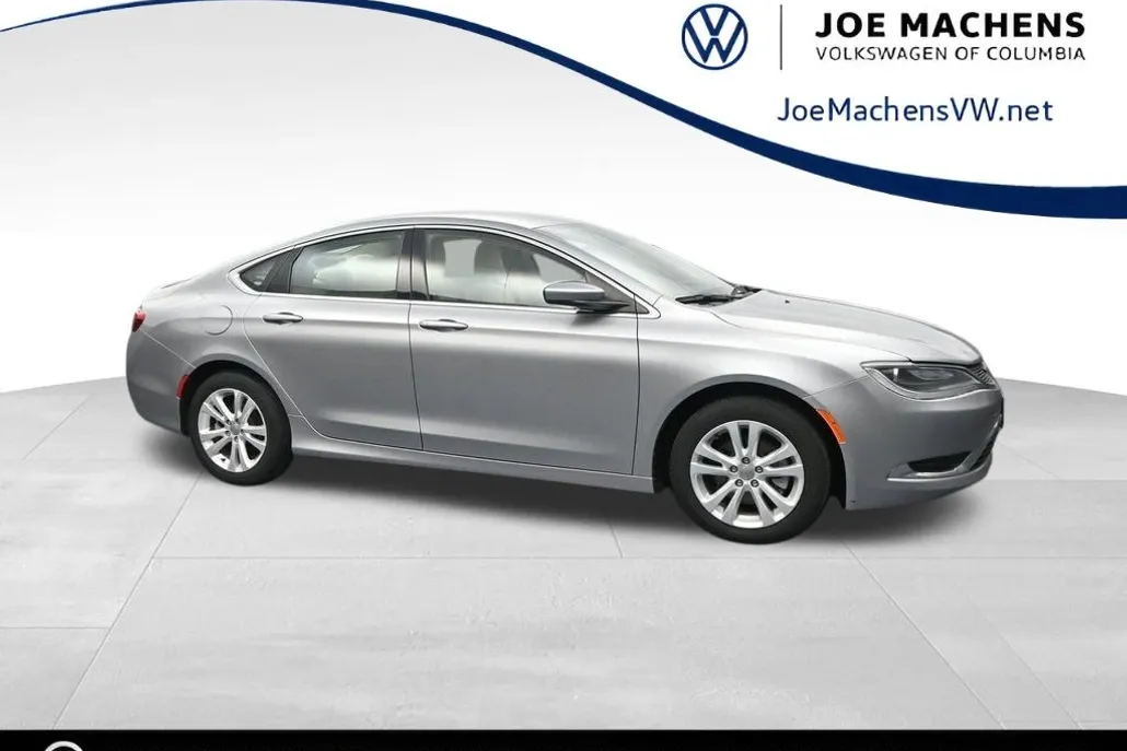 2016 Chrysler 200 Limited photo 1