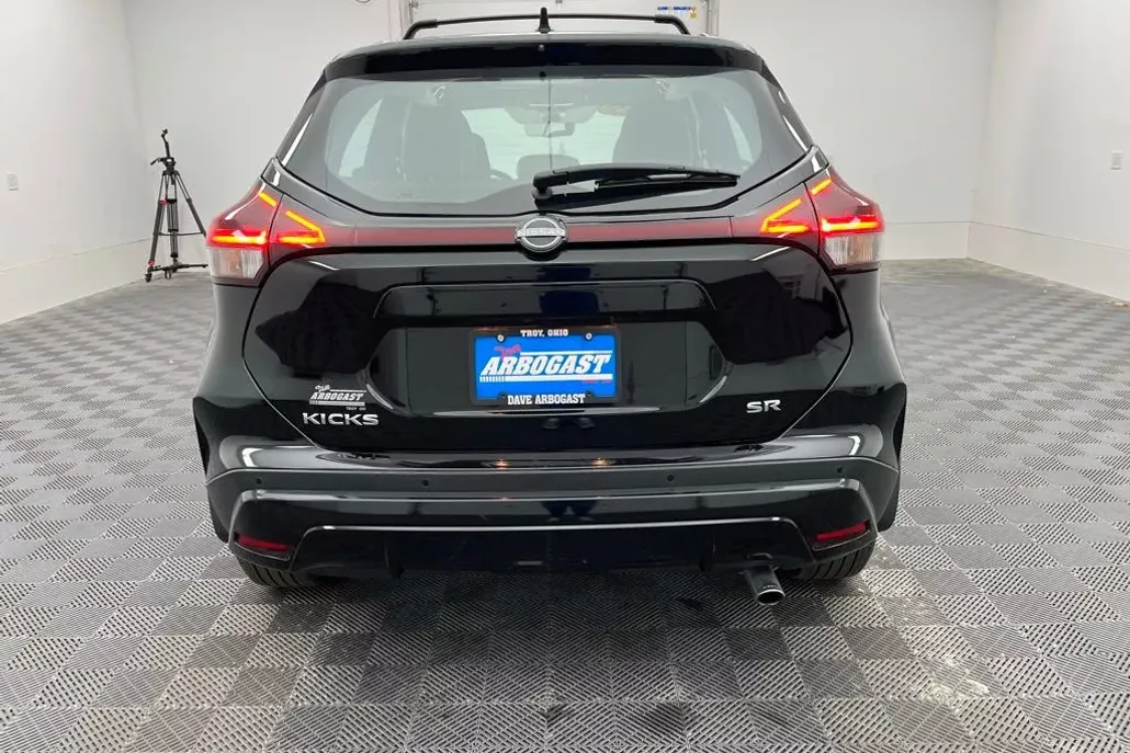 2023 Nissan Kicks SR photo 1